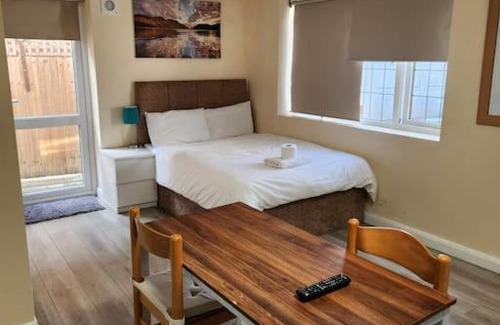 London Borough of Bexley Apartment | Beautiful private en-suite room with its own entry
