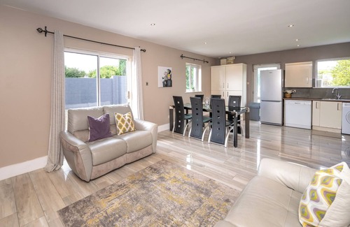 Cork House | Beautiful Private House. 10 mins drive to City Centre & Blarney Castle.