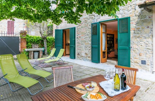 Castelfranco di Sopra House | Beautiful private villa for 5 guests with WIFI, TV, patio, pets allowed and parking