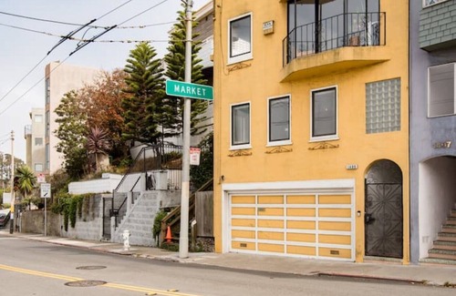 Upper Market House | Beautiful Private Studio Apartment With Stunning 360 View of Downtown