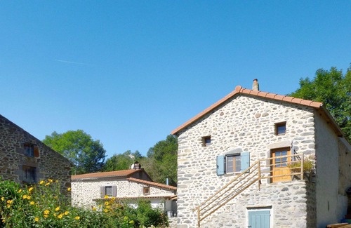 Blesle House | Beautiful private villa for 2 guests with WIFI, TV, patio, pets allowed and parking