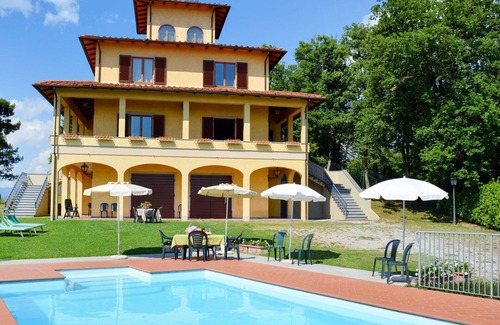 Giugnano Villa | Beautiful private villa for 16 people with private pool, WIFI, TV, terrace, pets allowed and par.