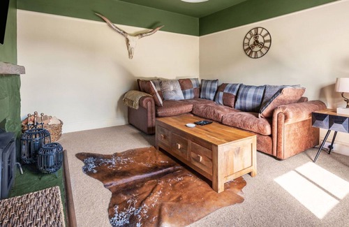 Drumnadrochit Villa | Beautiful private villa for 8 guests with WIFI, TV, patio, pets allowed and parking