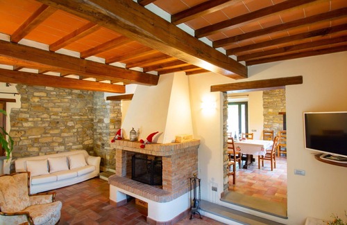 Dicomano Villa | Beautiful private villa with hot tub, A/C, private pool, WIFI, TV, balcony, pets allowed and par.