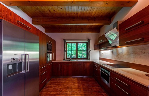 Clunek House | Beautiful private villa for 6 guests with WIFI, private pool, TV, patio, pets allowed and parking