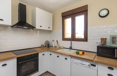 Sils House | Beautiful private villa for 6 guests with WIFI, private pool, TV, balcony, pets allowed and park.