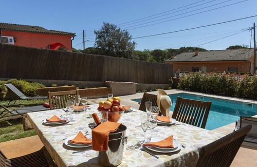 Sils House | Beautiful private villa for 6 guests with WIFI, private pool, TV, balcony, pets allowed and park.