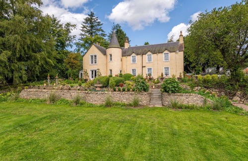 Kirriemuir Villa | Beautiful private villa for 10 people with WIFI, patio and panoramic view