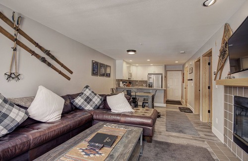 Mountain House Condo | Beautiful Property/Stunning Views/Walk to the Slopes/Shared Hot Tub