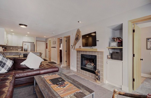 Mountain House Condo | Beautiful Property/Stunning Views/Walk to the Slopes/Shared Hot Tub