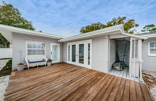Clearwater House | Beautiful, Quaint, and Charming 1 Bedroom Private Suite with Fenced Backyard!