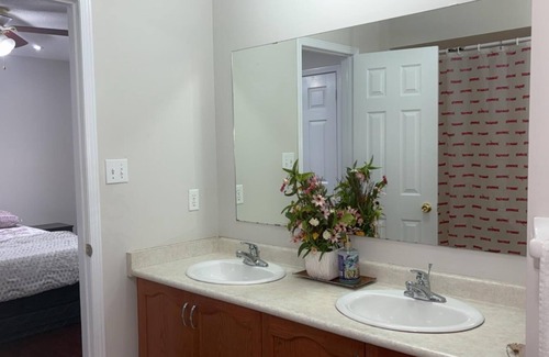 Brampton House | Beautiful Queen Room