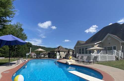 Ooltewah House | BEAUTIFUL quiet neighborhood poolside home suite.