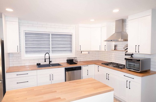 Merritt House | Beautiful quiet space located in the heart of Merritt suburbs.