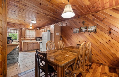 Rogers Cabin | Beautiful Ranch Log Cabin in the picturesque mountains of Red River Gorge, KY