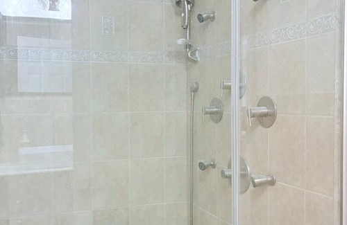 East Credit Apartment | Beautiful Renovated Basement Apartment