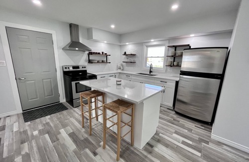 Zurich House | Beautiful renovated house 4 min drive to beach! Open tonight to Friday