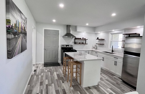 Zurich House | Beautiful renovated house 4 min drive to beach! Open tonight to Friday