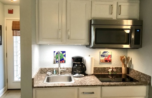 Dunedin Condo | Beautiful Resort Condo with 2 Pools, Hot tub, Tiki Bar & Restaurant