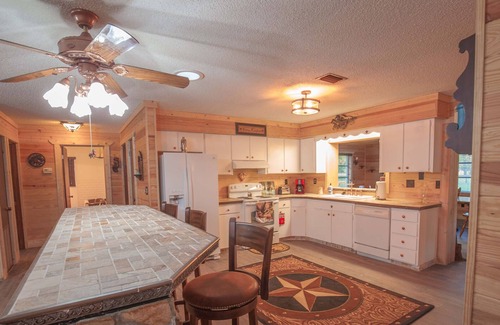 Brooksville House | BEAUTIFUL RETREAT HOME ON 2 FENCED PRIVATE ACRES. WALK TO FOREST AND GOLF!