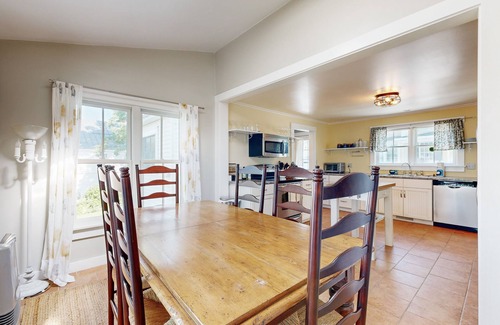 Wiscasset House | Beautiful River-View Retreat | Home Office | Walk 5 MInutes to Main Street