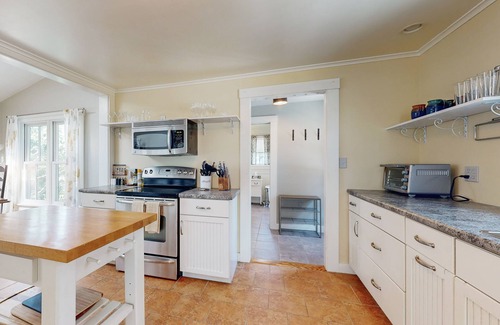 Wiscasset House | Beautiful River-View Retreat | Home Office | Walk 5 MInutes to Main Street