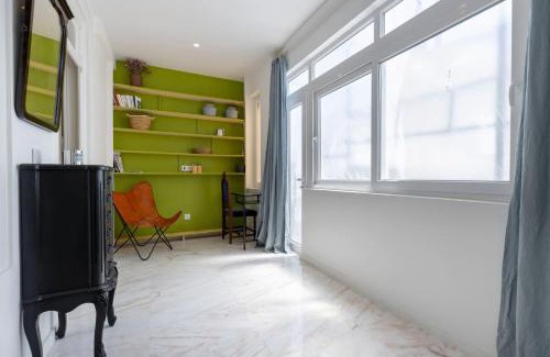 Santa Engracia Apartment | Beautiful River Views in Graça