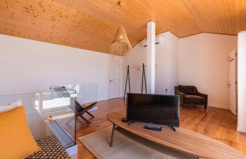 Santa Engracia Apartment | Beautiful River Views in Graça