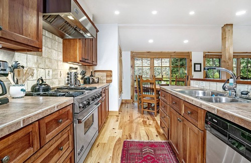 Minturn Apartment | Beautiful Riverside Ski Retreat! *Now with Hot Tub!*