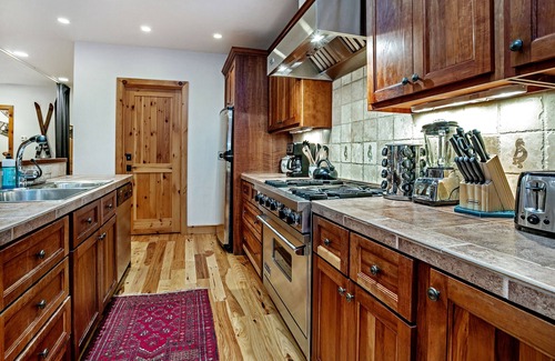 Minturn Apartment | Beautiful Riverside Ski Retreat! *Now with Hot Tub!*