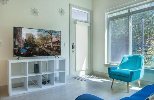 Downtown San Antonio Apartment | Beautiful RiverWalk Apt with Full Amenities, King Bed & Free Parking