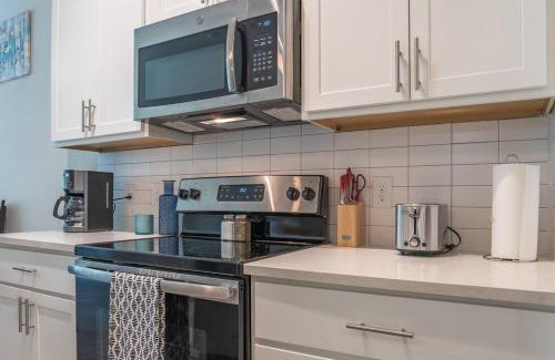Downtown San Antonio Apartment | Beautiful RiverWalk Apt with Full Amenities, King Bed & Free Parking