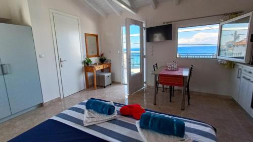 Kokkari Apartment | Beautiful rooftop with a hot tub