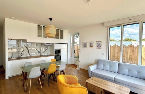 Billiers Apartment | Beautiful sea-facing apartment