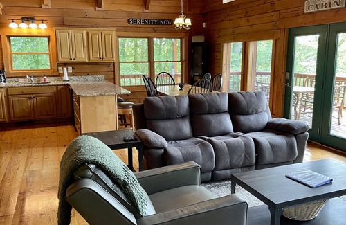 Russell Springs Cabin | Beautiful secluded cabin - sleeps 12, fire pit, fishing pond, grill, game room