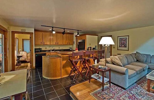 South Casco House | Beautiful Secluded Retreat With Many Amenities