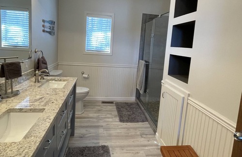 Langworthy Cabin | Beautiful, secluded, waterfront house on Lake Delhi in Iowa.