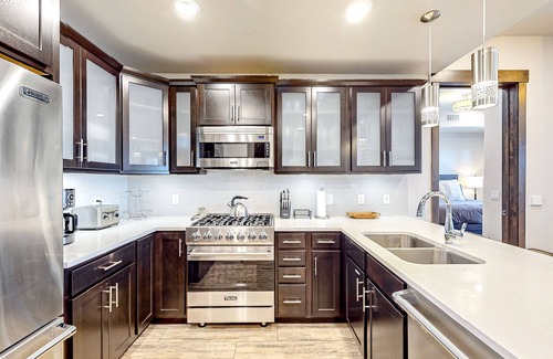 Park City House | Beautiful second-floor condo with pool, hot tub, mtn views, and full kitchen