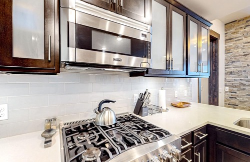 Park City House | Beautiful second-floor condo with pool, hot tub, mtn views, and full kitchen