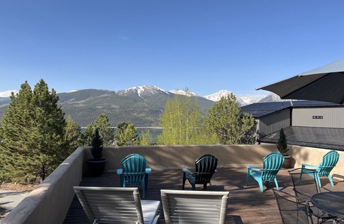 Twin Lakes House | Beautiful Serene Log-Adobe House Overlooking Twin Lakes