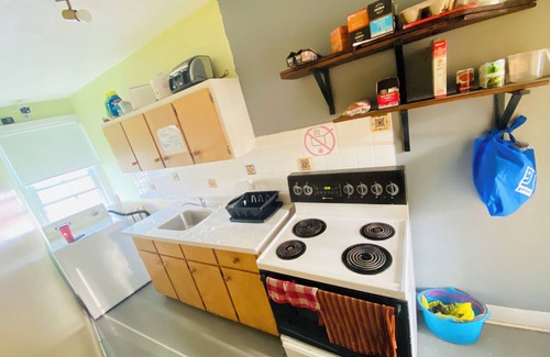 St. Catharines House | Beautiful Single Bedroom Near Downtown | Free Parking