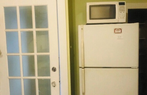St. Catharines House | Beautiful Single Bedroom Near Downtown | Free Parking