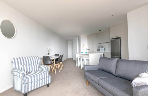 Newton Apartment | Beautiful Sky Tower View w/Parking: Zodiak Stays