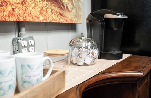 Pilot Mountain Apartment | Beautiful sleeps 6 apartment, walking distance to Downtown Pilot Mountain Unit 1