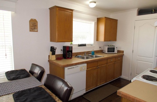 Monahans House | Beautiful, Spacious 3-bedroom w/Backyard!