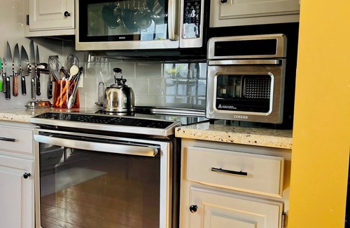 East Richmond House | Beautiful & spacious 3bd/2 bath with Bay views close to park and BART