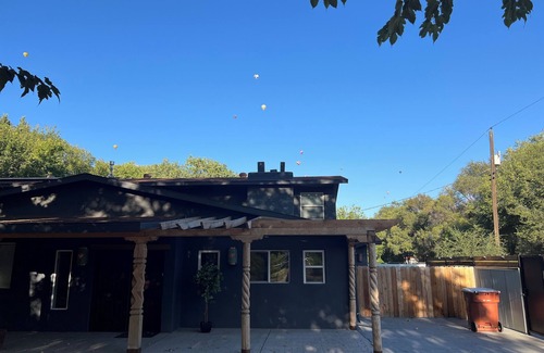 Corrales House | Beautiful Spacious 4-bedroom home in Corrales with WiFi, AC and gourmet kitchen.