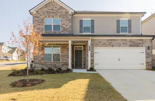 Buford House | Beautiful & spacious 5 Bed, 4 bath home. Perfect for the holidays!