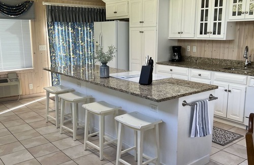 Moline House | Beautiful, spacious and quiet house in the heart of Moline.