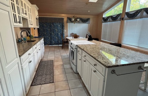 Moline House | Beautiful, spacious and quiet house in the heart of Moline.
